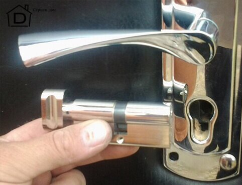 как поменять личинку замка входной двери